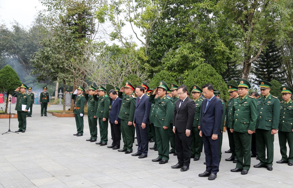 Các đại biểu dành phút mặc niệm, tưởng nhớ công ơn các anh hùng liệt sĩ.