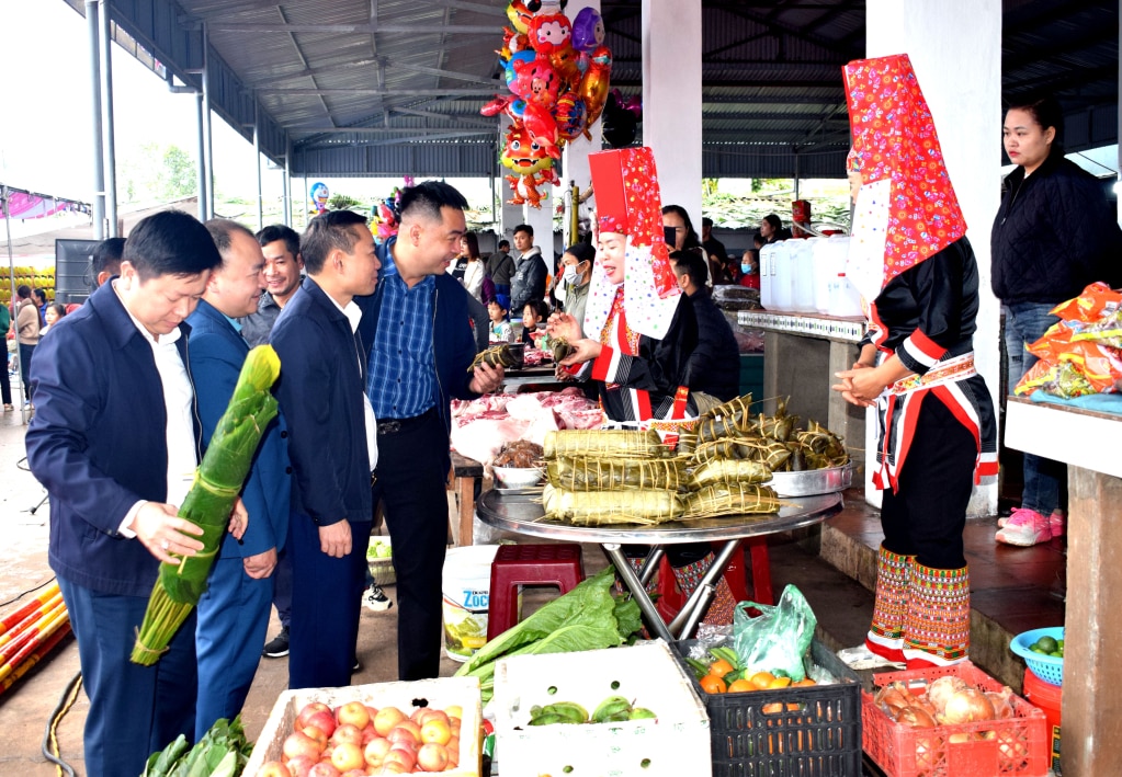 Chợ phiên bán nhiều sản phẩm do chính người dân địa phương làm ra