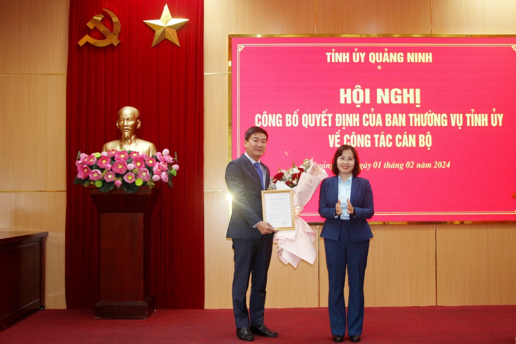 Đồng chí Trịnh Thị Minh Thanh, Phó Bí thư Thường trực Tỉnh ủy, trao quyết định của Ban Thường vụ Tỉnh ủy cho đồng chí Đỗ Xuân Điệp, Phó Bí thư Thị ủy Quảng Yên, nhiệm kỳ 2020-2025.