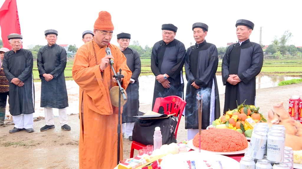 Màn dâng lễ và thắp hương các vị Thần Nông và Thành Hoàng tại xã Đường Hoa, huyện Hải Hà.