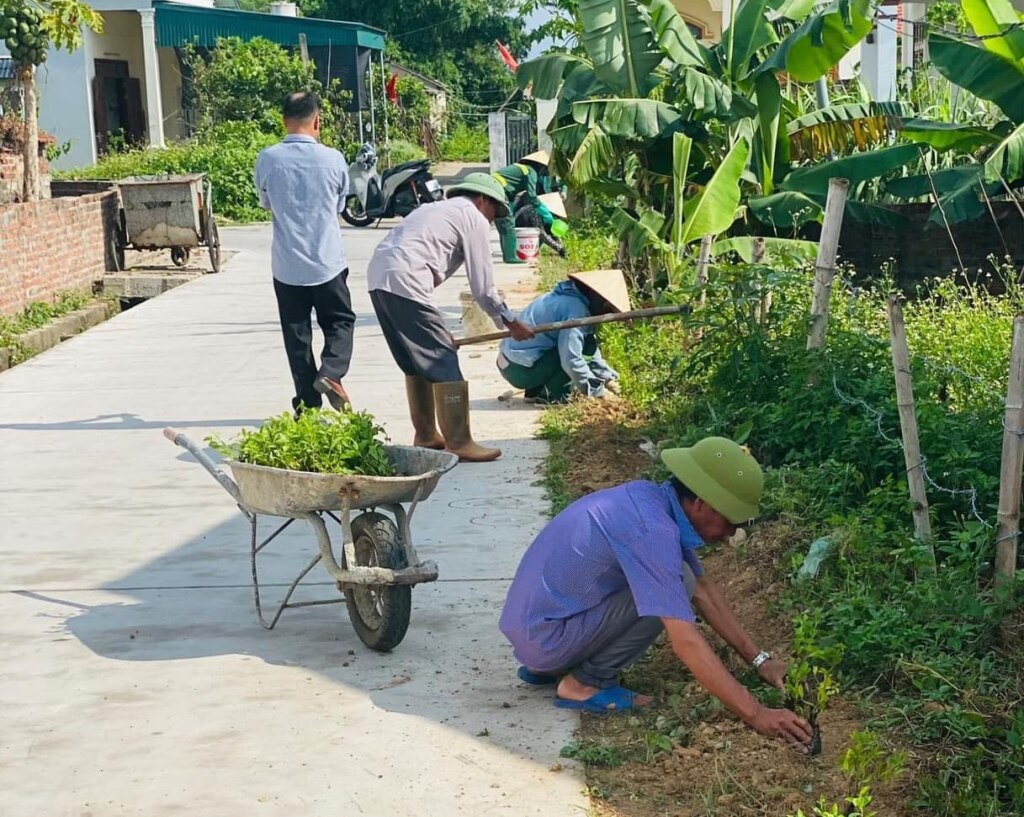 Người dân xã Hải Xuân chung tay xây dựng nông thôn mới nâng cao.