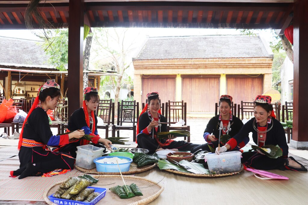 Tết đến, nhà ai cũng phải gói bánh chưng Tết, nào vo gạo, đãi đỗ, mổ lợn, mua lá dong rừng, chẻ lạt giang, và hì hục luộc bánh suốt đêm, ngọn lửa cháy bùng bùng.