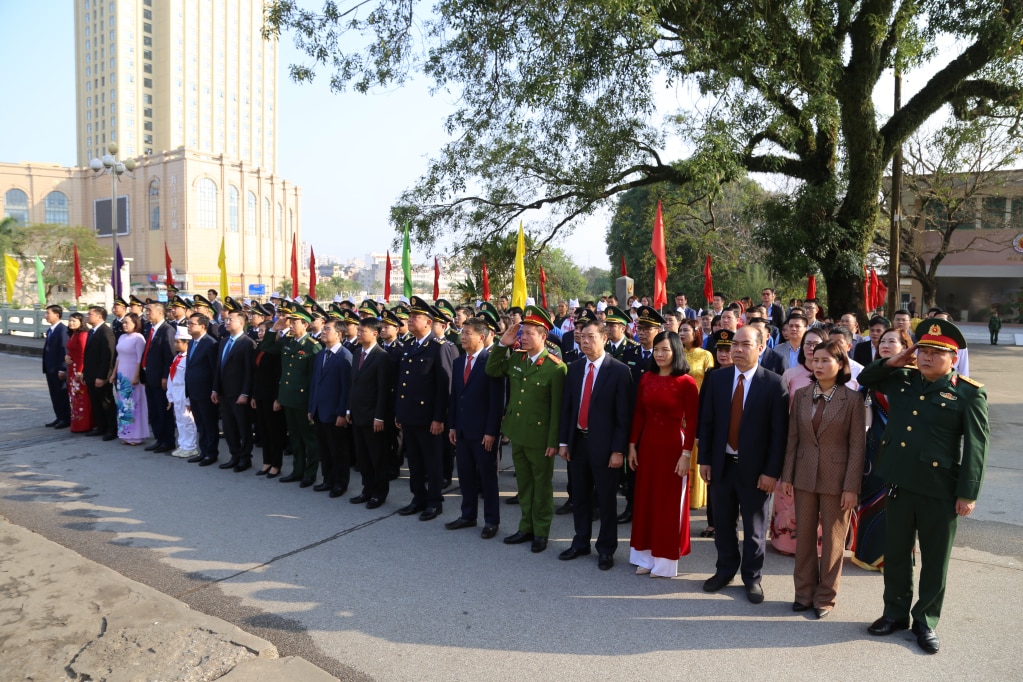 Các đại biểu, nhân dân và học sinh thực hiện nghi thức chào cờ tại khu di tích Nhà lưu niệm Bác Hồ tại Cửa khẩu Bắc Luân