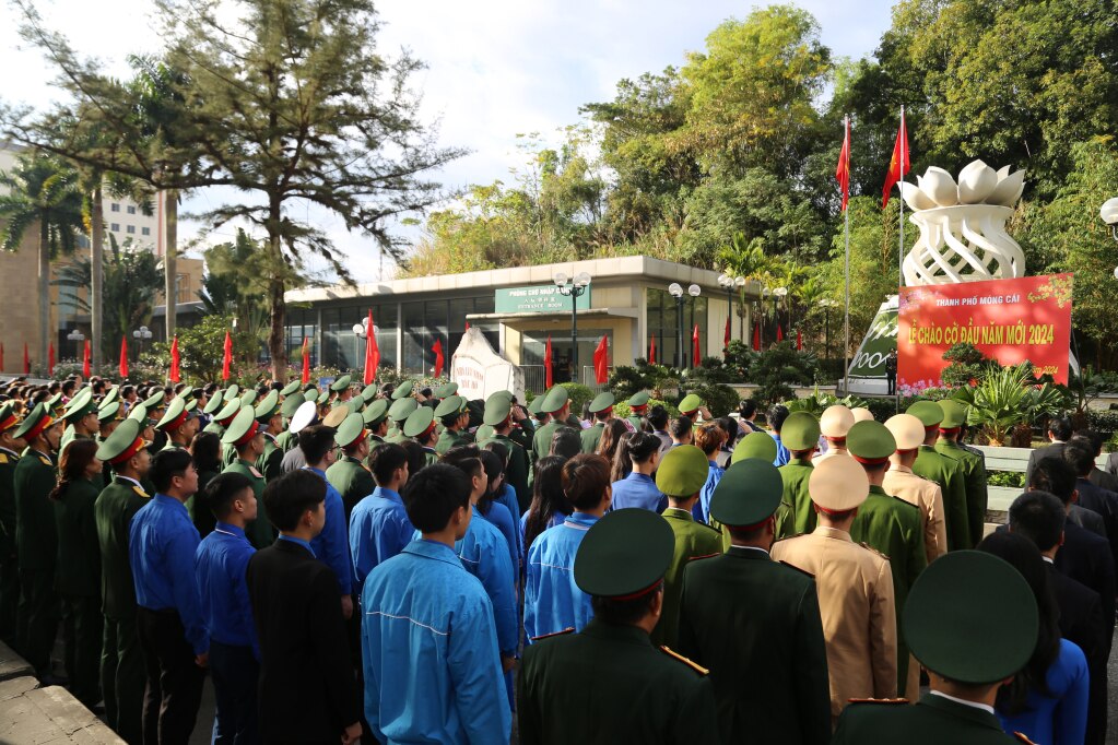 TP Móng Cái tổ chức Lễ chào cờ đầu năm mới 2024 tong khuôn viên Cửa khẩu Quốc tế Móng Cái