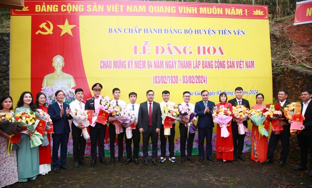 Lãnh đạo huyện Tiên Yên trao quyết định kết nạp đảng viên cho 10 quần chúng ưu tú.