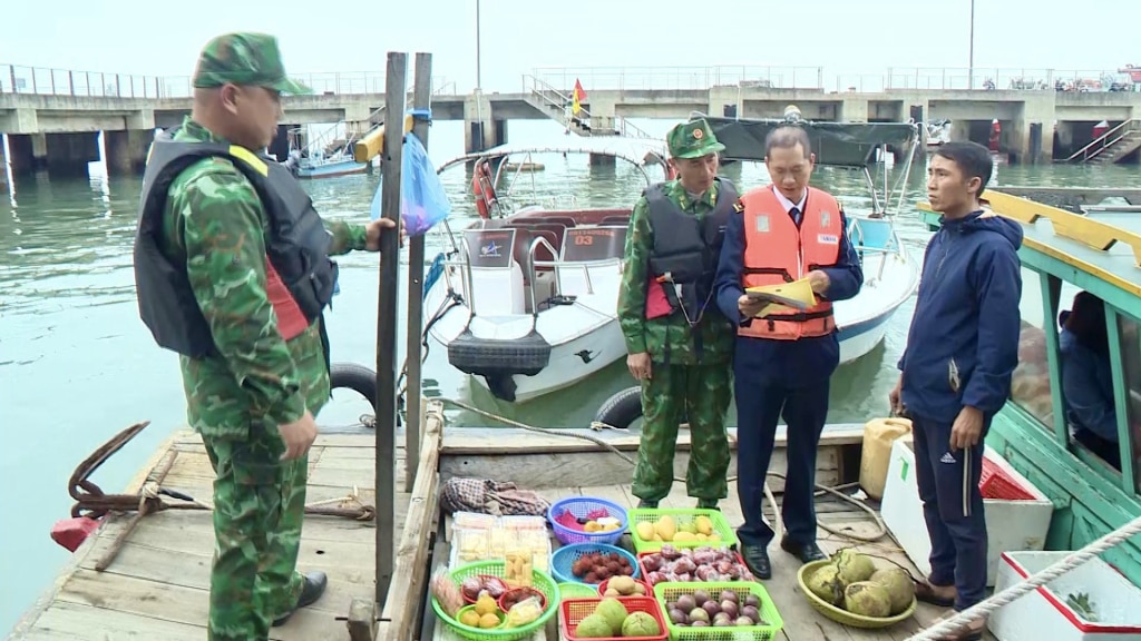 Các lực lượng chức năng kiểm tra, xử lý phương tiện đeo bám tàu du lịch để bán hàng.