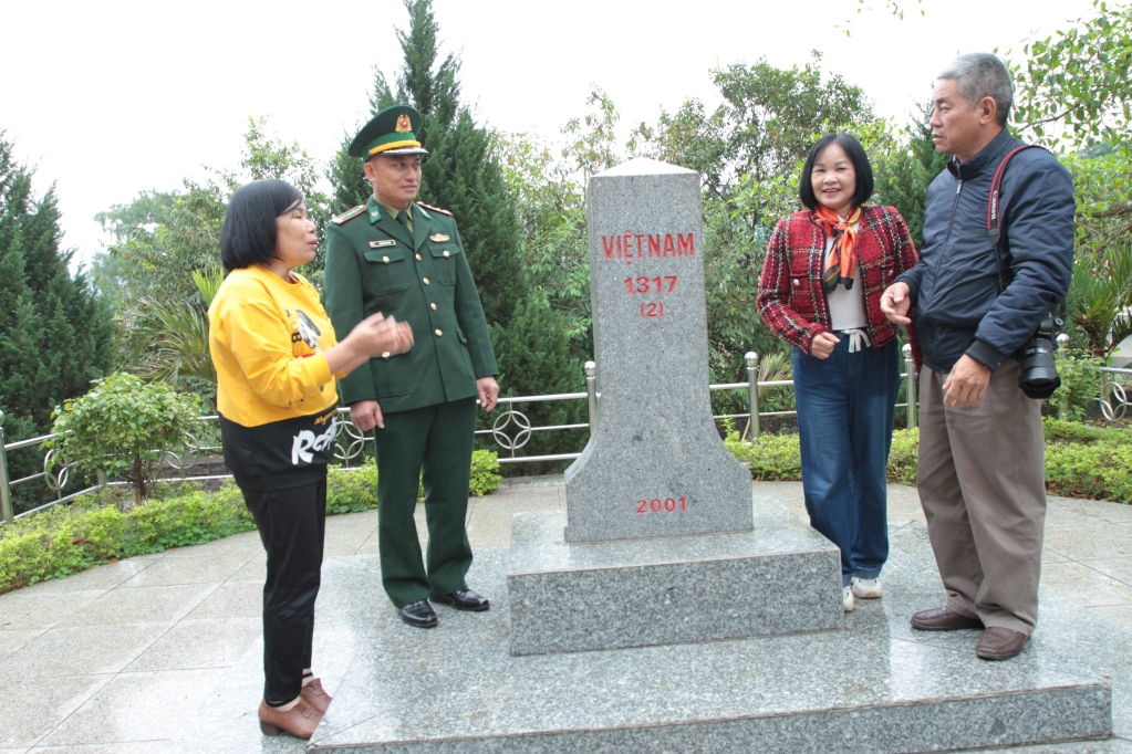 Chiến sĩ Đồn biên phòng cửa khẩu Hoành Mô hướng dẫn các hội viên Hội Văn nghệ dân gian Việt Nam tại Quảng Ninh sưu tầm văn hoá dân gian vùng biên.