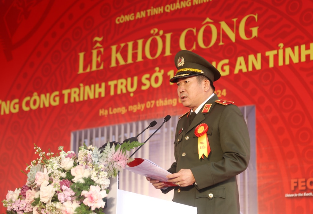 Đại tá Đinh Văn Nơi, Giám đốc Công an tỉnh, báo cáo tại lễ khởi công.