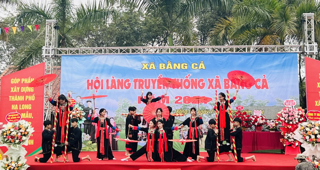 Phần trình diễn về nét văn hóa đặc sắc của dân tộc Dao Thanh Y do các cháu học sinh tại xã Bằng Cả thể hiện.