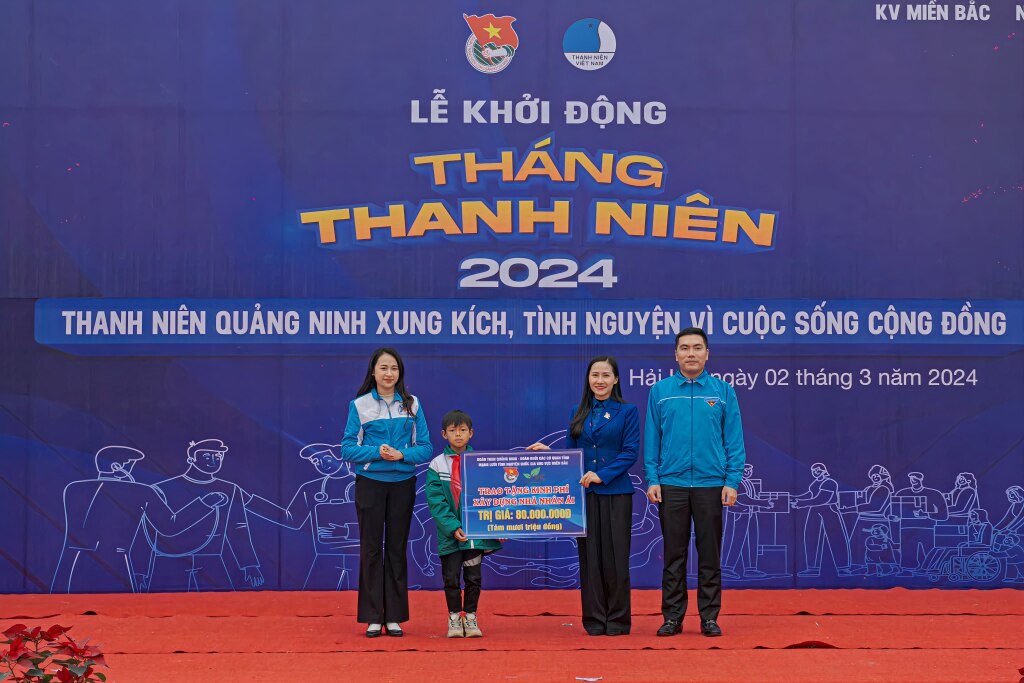 Đoàn Khối các cơ quan và doanh nghiệp tỉnh phối hợp với Đoàn thanh niên than Quảng Ninh trao hỗ trợ kinh phí xây dựng nhà nhân ái cho gia đình có hoàn cảnh khó khăn tại xã Quảng Long (huyện Hải Hà).