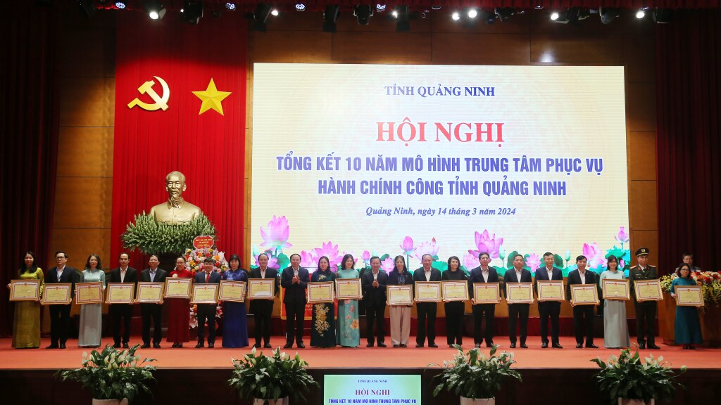 Đồng chí Nguyễn Xuân Ký, Bí thư Tỉnh ủy, Chủ tịch HĐND tỉnh và đồng chí Cao Tường Huy, Phó Bí thư Tỉnh ủy, Chủ tịch UBND tỉnh, trao Bằng khen cho các tập thể có thành tích xuất sắc.