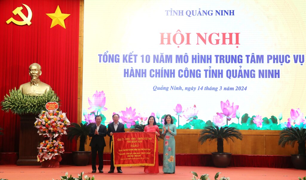 Tỉnh ủy, HĐND, UBND, Uỷ ban MTTQ tỉnh tặng bức trướng cho Trung tâm Phục vụ Hành chính công tỉnh Quảng Ninh “đoàn kết, sáng tạo,minh bạch, chuyên nghiệp, hiện đại, hiệu quả”.