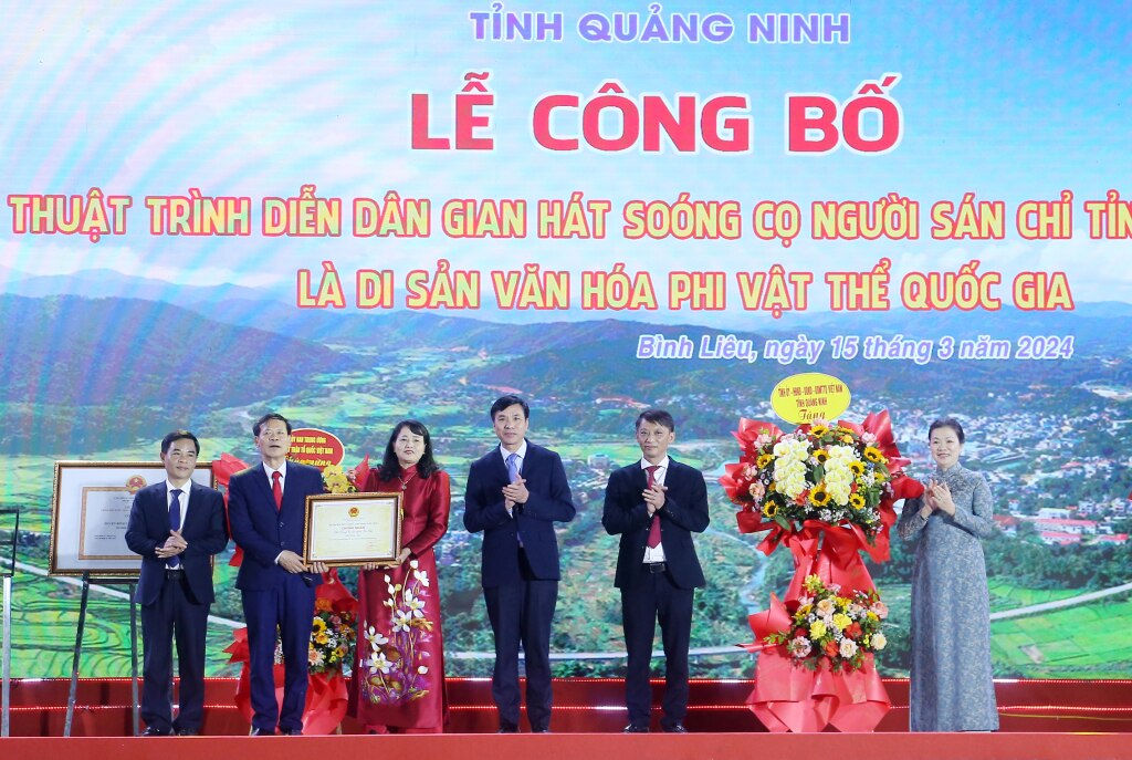 Đồng chí Trương Thị Ngọc Ánh, Phó Chủ tịch Ủy ban Trung ương MTTQ Việt Nam trao Quyết định của Bộ Văn hóa, Thể thao và Du lịch công nhận nghệ thuật trình diễn dân gian hát Soóng Cọ của người Sán Chỉ tỉnh Quảng Ninh là di sản văn hóa phi vật thể quốc gia. 