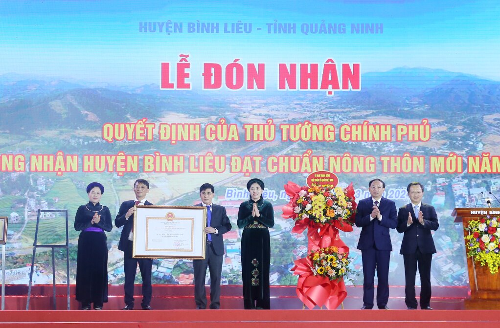 Đồng chí Nguyễn Xuân Ký, Ủy viên Trung ương Đảng, Bí thư Tỉnh ủy, Chủ tịch HĐND tỉnh và đồng chí Cao Tường Huy, Phó Bí thư Tỉnh ủy, Chủ tịch UBND tỉnh tặng hoa chúc mừng huyện Bình Liêu.