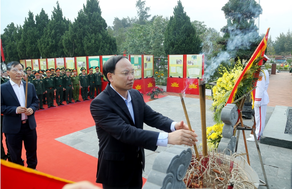 Đồng chí Nguyễn Xuân Ký, Ủy viên Trung ương Đảng, Bí thư Tỉnh ủy, Chủ tịch HĐND tỉnh dâng hương Chủ tịch Hồ Chí Minh tại tượng đài Chủ tịch Hồ Chí Minh trên huyện đảo Cô Tô.