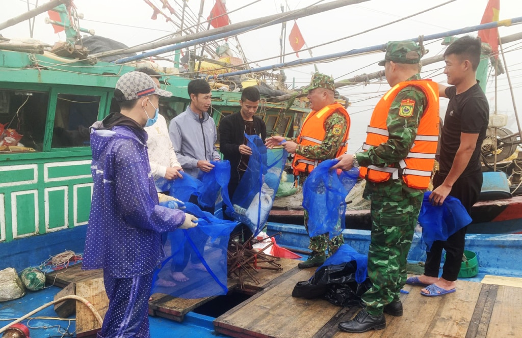 Tuổi trẻ BĐBP tỉnh tuyên truyền tổ chức tuyên truyền, phát tờ rơi vận động nhân dân thực hiện đường lối, chủ trương của Đảng, chính sách, pháp luật của Nhà nước về quản lý, bảo vệ biên giới.