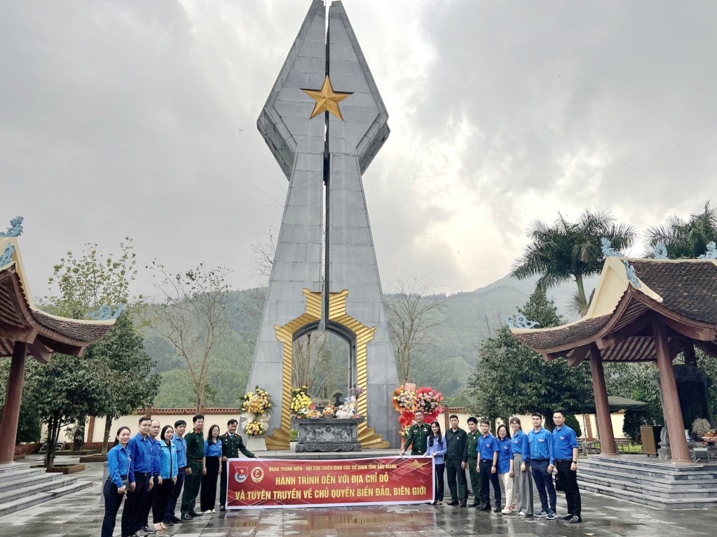 Tuổi trẻ BĐBP dâng hương, tưởng niệm các anh hùng liệt sỹ tại Di tích lịch sử Pò Hèn.