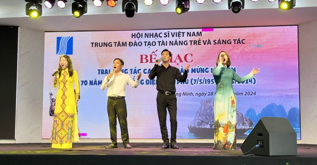 Một ca khúc mới được công bố ngay trong buổi tổng kết trại sáng tác.