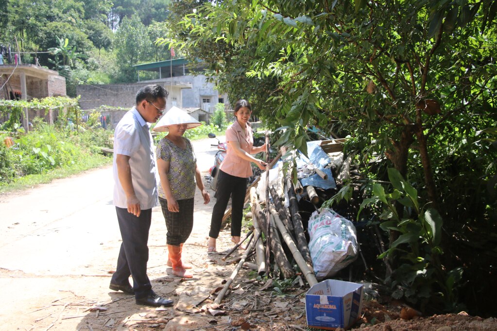 Cán bộ hội phụ nữ xã Lục Hồn tuyên truyền, vận động người dân trên địa bàn bảo vệ môi trường.