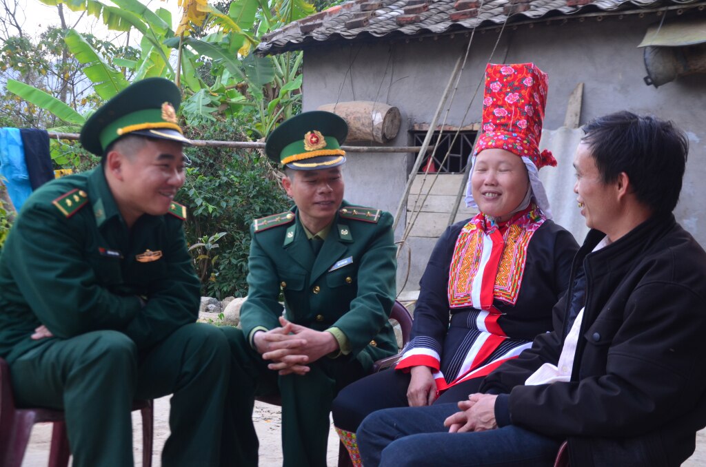 Bộ đội biên phòng Hoành Mô trò chuyện với bà con người Dao.