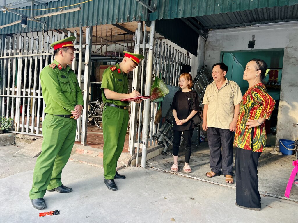 Công an phường Hải Hòa (Móng Cái) nắm tình hình địa bàn khu phố 2.