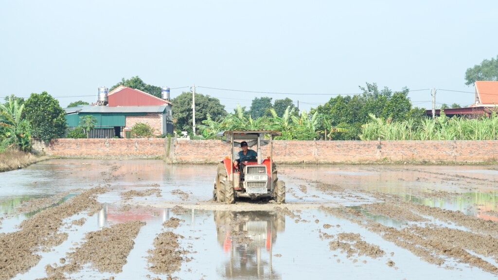 Nông dân tích cực đưa cơ giới hóa vào sản xuất để giảm nhân công, tăng hiệu quả làm đất