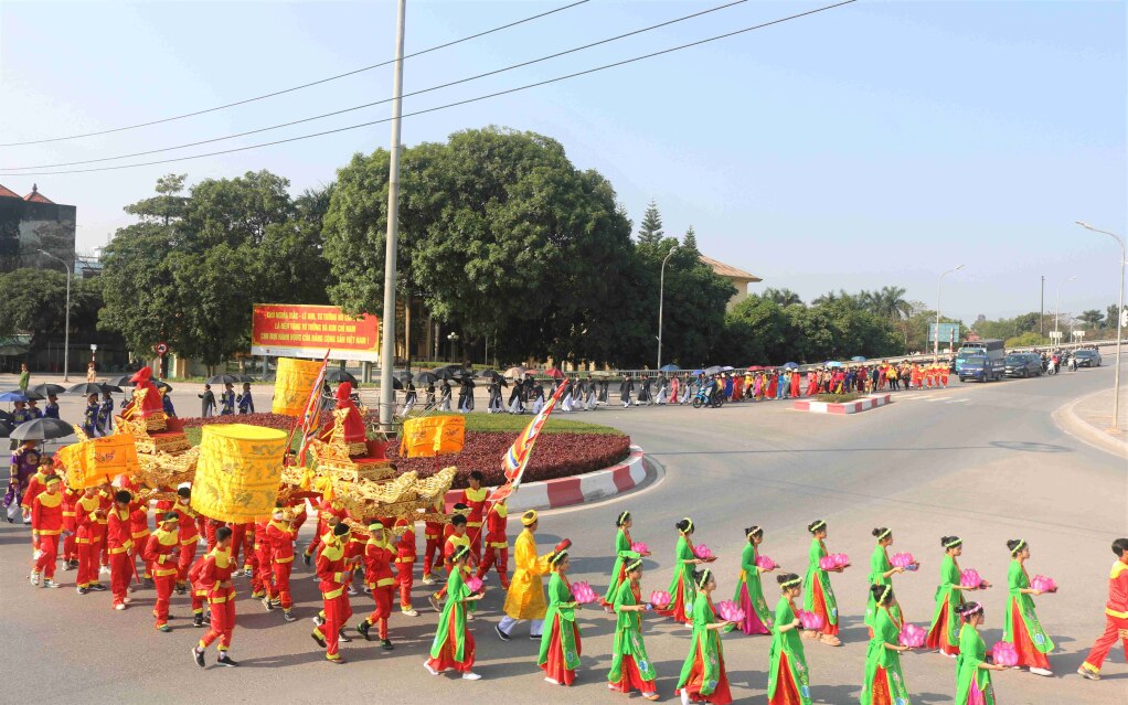 Nếu du khách đến Móng Cái vào dịp cuối tuần, sẽ cùng nhân dân tham dự lễ rước thần qua các cung đường nên thơ của thành phố du lịch.