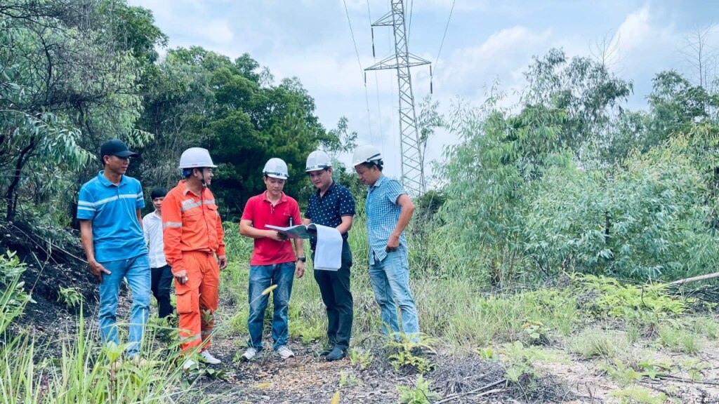 Ban Quản lý dự án lưới điện (Tổng Công ty Điện lực miền Bắc) kiểm tra thực tế hiện trường Dự án cải tạo đường dây 110kV 173, 174 T500 Quảng Ninh - Giáp Khẩu - Hà Lầm - Hà Tu.