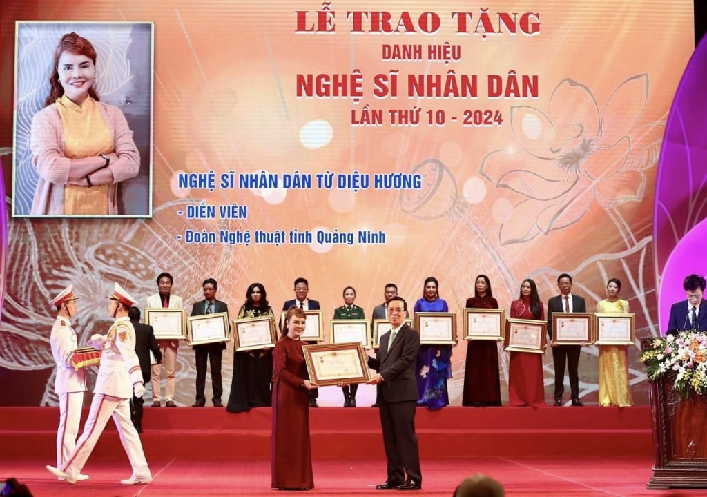 Chủ tịch nước Võ Văn Thưởng trao danh hiệu NSND cho NSND Từ Diệu Hương.