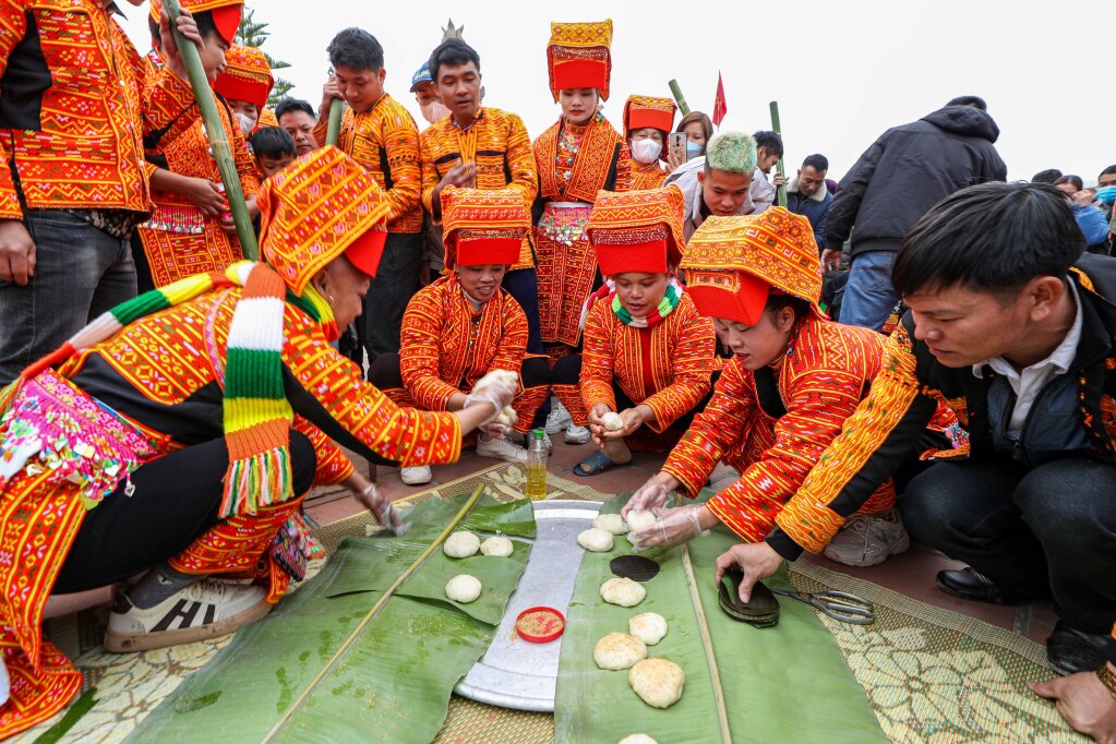 Ảnh 12: Chị em phụ nữ dân tộc Dao Lô Gang sau khi hoàn thành phần thi giã bánh dày