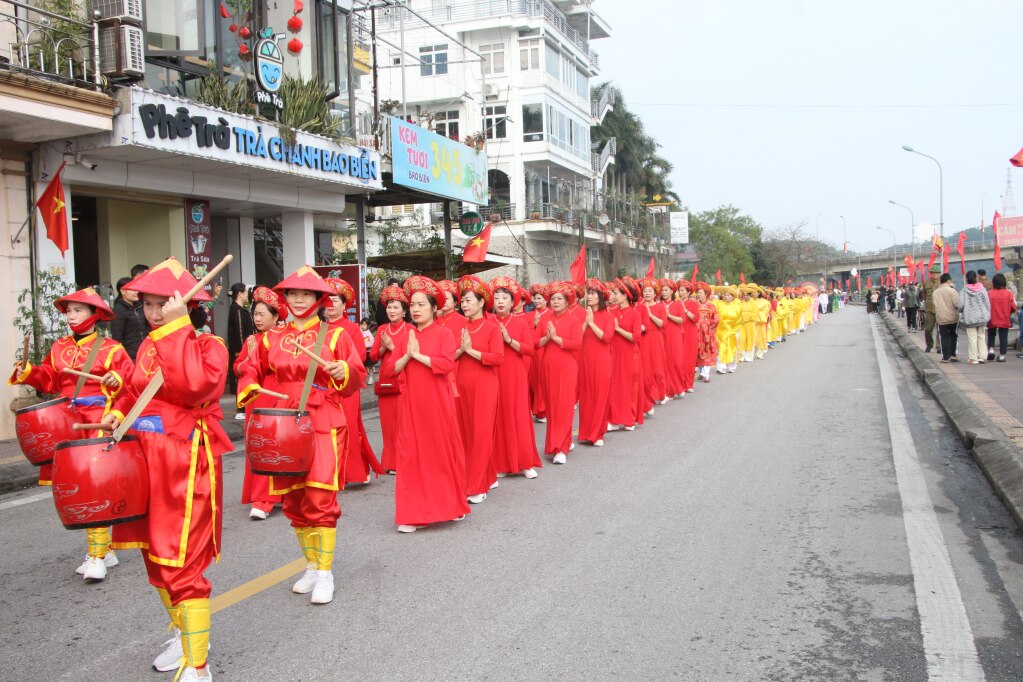 Lễ rước kiệu Đức Ông và các nhân thần vi hành năm nay có sự tham gia của trên 30 đoàn với trên 1.000 người.