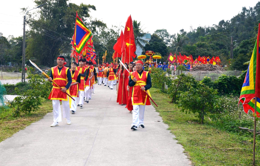 Nghi lễ rước thần từ miếu sang đình Ngọc Vừng.