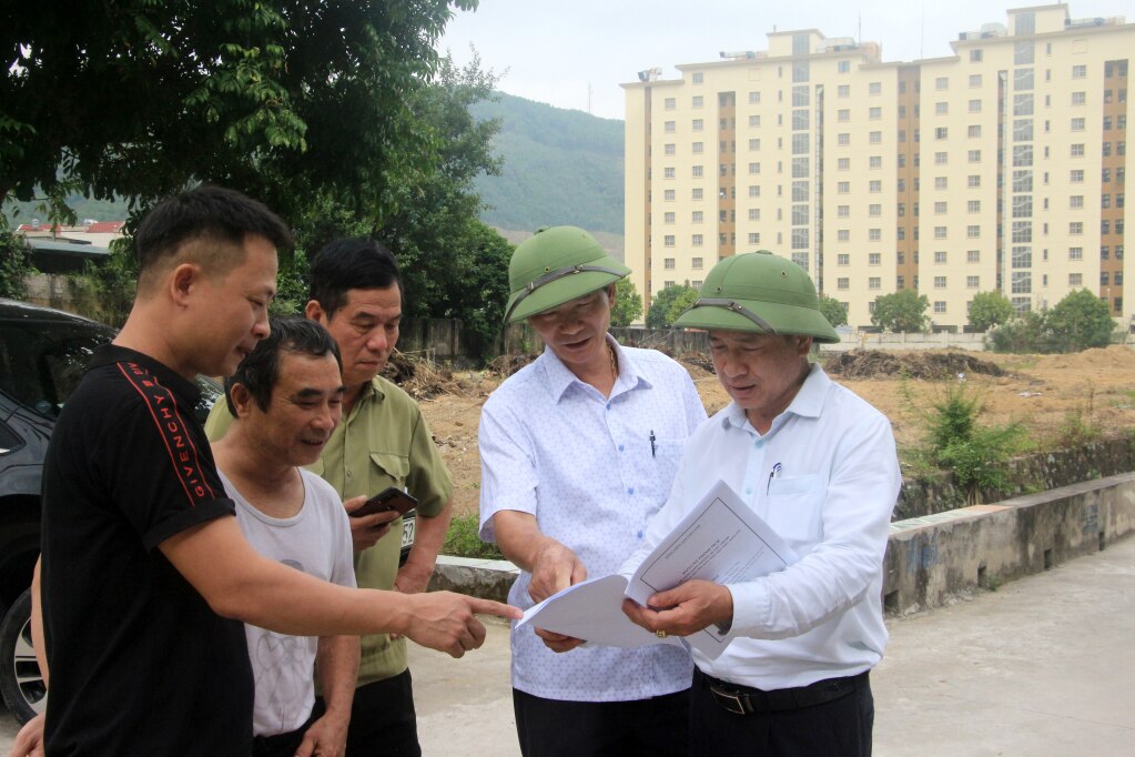 Cán bộ, nhân dân khu phố 7B (phường Quang Hanh, TP Cẩm Phả) giám sát người đứng đầu trong phê duyệt xây dựng các công trình trên địa bàn.