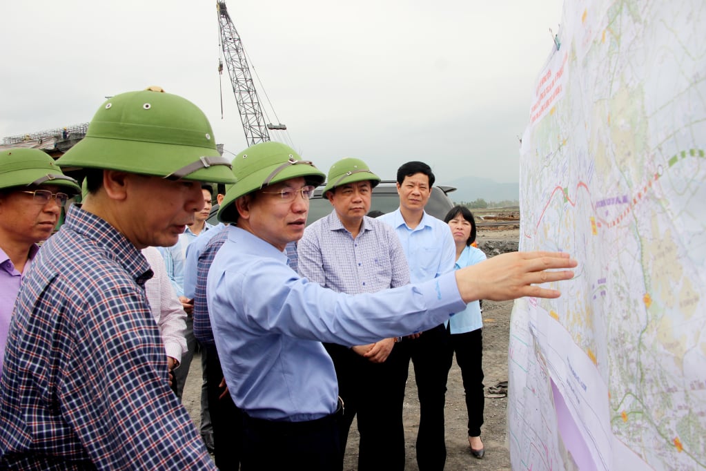 Đồng chí Bí thư Tỉnh ủy, Chủ tịch HĐND tỉnh yêu cầu chủ đầu tư, đơn vị nhà thầu lên phương án, kế hoạch thi công cụ thể đối với từng hạng mục, gói thầu trên tuyến đường ven sông nối cao tốc Hạ Long - Hải Phòng với TX Đông Triều.