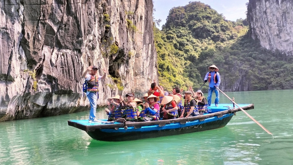 Du khách Hàn Quốc tham quan hang Luồn trên Vịnh Hạ Long.