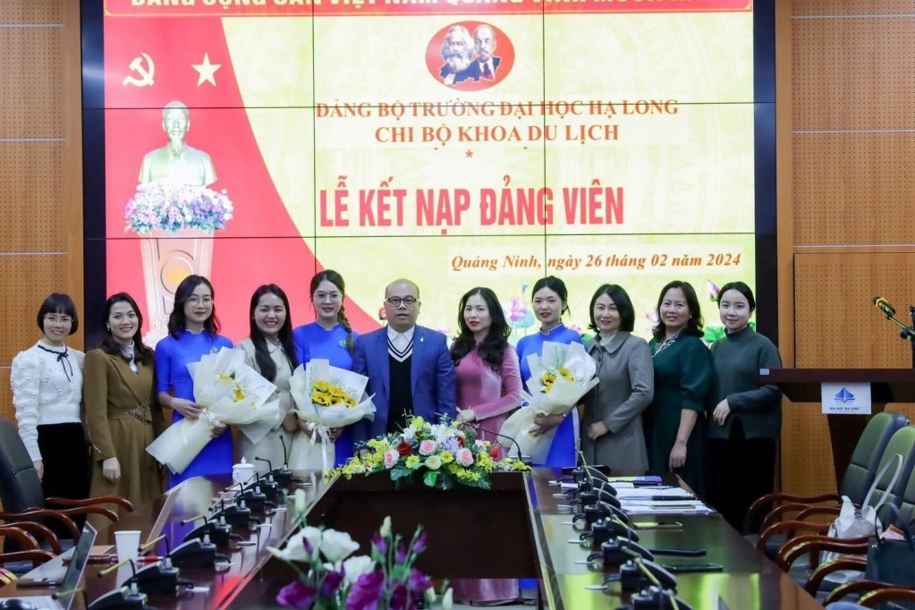 Chi bộ Khoa Du lịch, Đảng bộ Trường Đại học Hạ Long tổ chức lễ kết nạp đảng viên, tháng 2/2024.