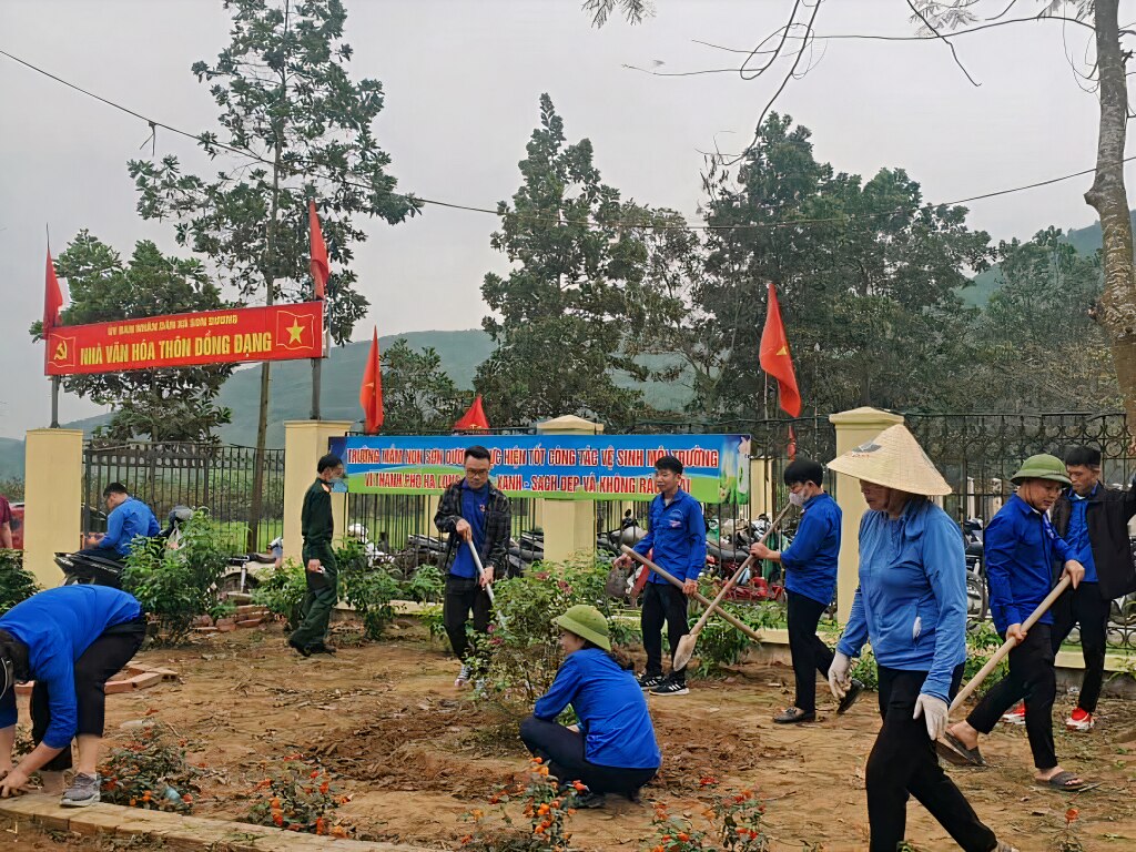 ĐVTN trên địa bàn TP Hạ Long ra quân thực hiện tuyến đường kiểu mẫu tại thôn Đồng Đạng, xã Sơn Dương (TP Hạ Long).