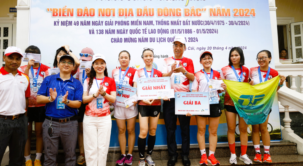 Ban tổ chức trao giải