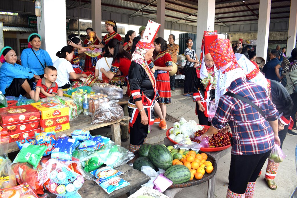 Chợ phiên Ba Nhất tập nập kẻ mua người bán