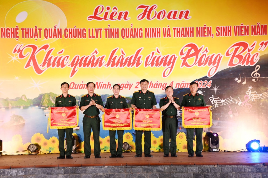 Đại tá Khúc Thành Dư,Ủy viên Ban Thường vụ Tỉnh ủy, Chỉ huy trưởng Bộ CHQS tỉnh; Đại tá Nguyễn Quang Hiến, Phó Bí thư Thường trực Đảng ủy, Chính ủy Bộ CHQS tỉnh trao cờ Nhất, Nhì, Ba cho các đơn vị .