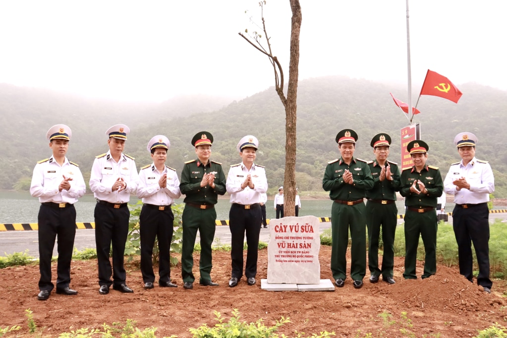 Thượng tướng Vũ Hải Sản trồng cây lưu niệm tại Lữ đoàn 169 Hải quân.