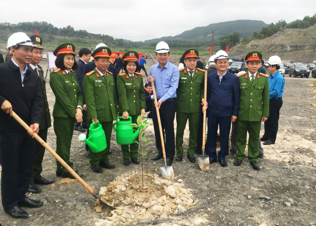 Đại diện lãnh đạo ngành than và các đơn vị chức năng tỉnh tham gia trồng rừng lim, giổi, lát trên khu vực bãi thải của Công ty CP than Núi Béo.