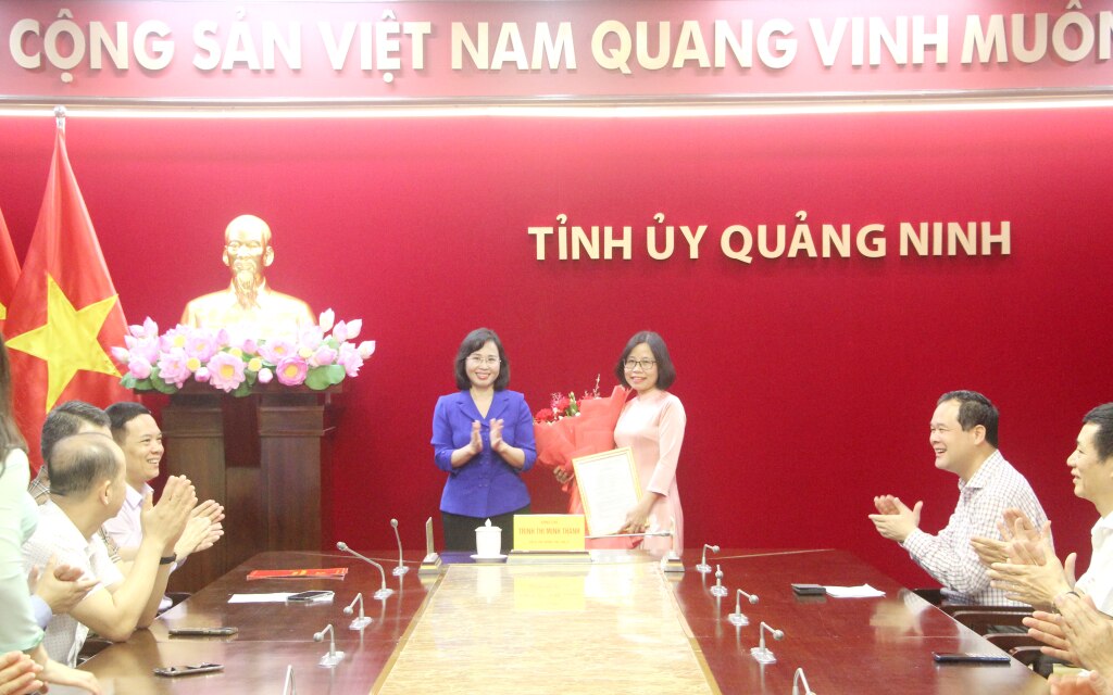 Đồng chí Trịnh Thị Minh Thanh, Phó Bí thư Thường trực Tỉnh ủy trao quyết định của Ban Thường vụ Tỉnh ủy cho đồng chí Lê Thị Thu Thủy, Phó Trưởng Ban Nội chính Tỉnh ủy.