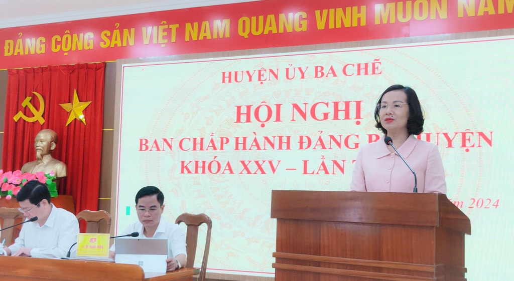 Đồng chí Bùi Thúy Phượng- Ủy viên Ban Thường vụ, Trưởng Ban Tổ chức Tỉnh ủy phát biểu chỉ đạo hội nghị.