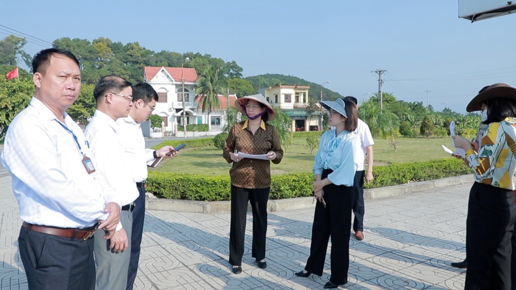 Lãnh đạo Ban Pháp chế HĐND tỉnh giám sát tại tuyến đường dẫn Cầu Triều, phường Hồng Phong, TX Đông TRiều liên quan đến kiến nghị của cử tri. Ảnh: Lê Đai (CTV)