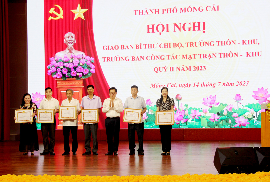 TP Móng Cái khen thưởng cho các 