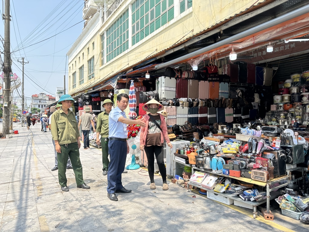 Ông Nguyễn Trung Đảng, Phó chủ tịch UBND phường Trần phú tuyên truyền về đảm bảo trật tự đô thị cho các cơ sở kinh doanh.