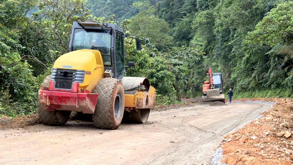 Tăng nhân lực máy móc từ 3-4 lần so với hồ sơ dự thầu, dự án sửa chữa Quốc lộ 18C đoạn từ KM 70+00 đến Km 77+00 qua huyện Hải Hà quyết tâm hoàn thành trước mùa mưa bão năm nay.