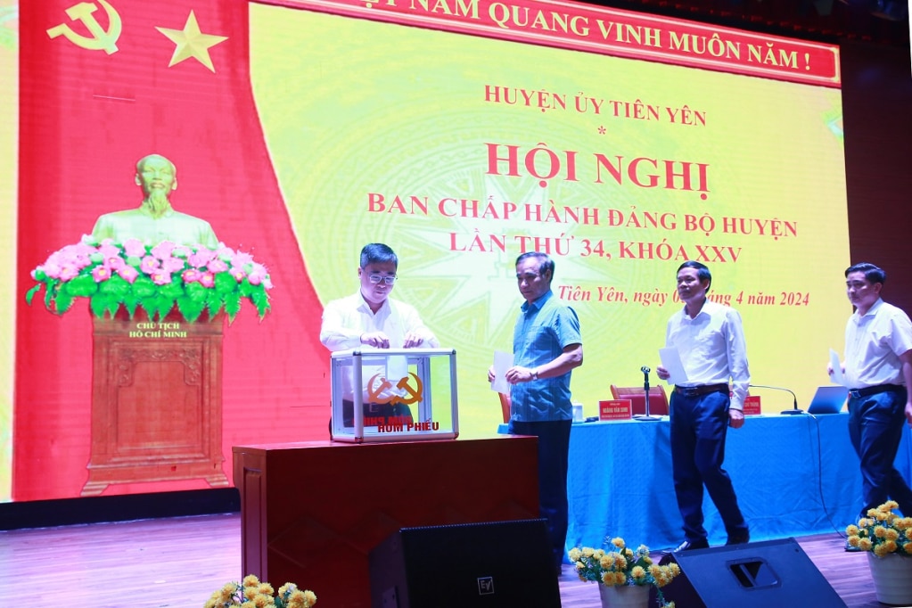 Các đại biểu bỏ phiếu bầu bổ sung chức danh Ủy viên UBKT Huyện ủy nhiệm kỳ 2020 - 2025.