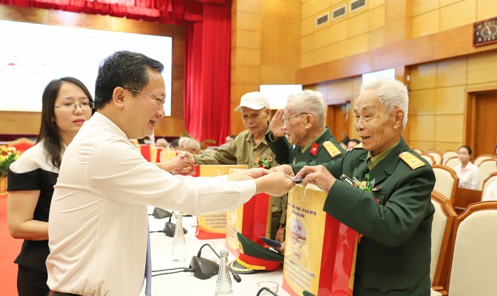 Đồng chí Cao Tường Huy, Phó Bí thư Tỉnh ủy, Chủ tịch UBND tỉnh tặng quà cho các chiến sỹ Điện Biên, TNXP, dân công hỏa tuyến, thân nhân của các Anh hùng liệt sỹ trực tiếp tham gia chiến dịch Điện Biên Phủ.